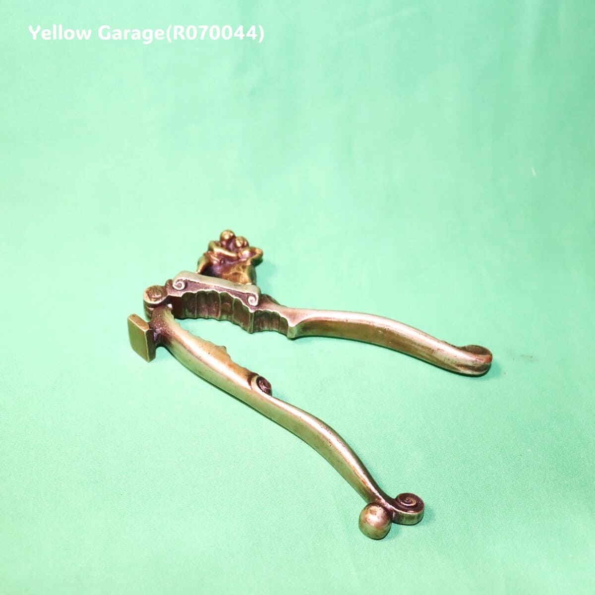 アンティーク 真鍮製ナッツクラッカー／抱擁する男女モチーフ全体