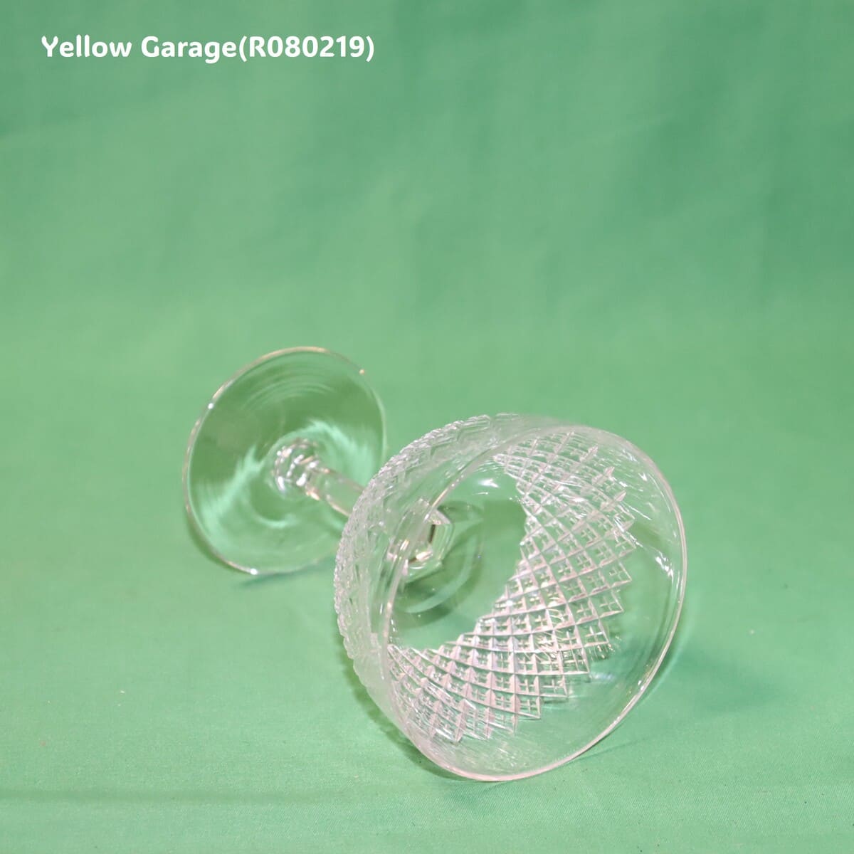 エドワーディアン様式（20世紀初頭）の影響を色濃く感じさせるアンティークのカットガラス製シャンパンクープ（ソーサー型グラス）＿右下