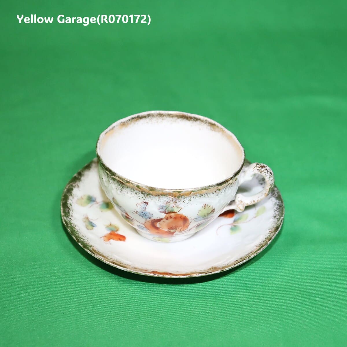 小振りなサイズが特徴のアンティーク・ティーセット＿カップ2全体