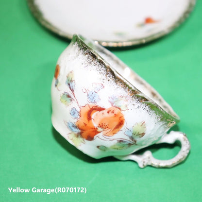 小振りなサイズが特徴のアンティーク・ティーセット＿カップ２アップ