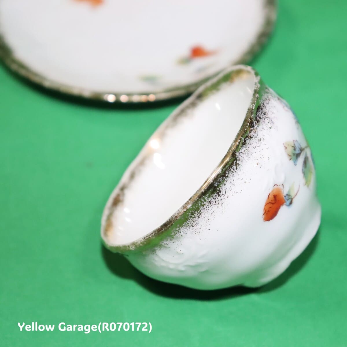 小振りなサイズが特徴のアンティーク・ティーセット＿カップ２口左上