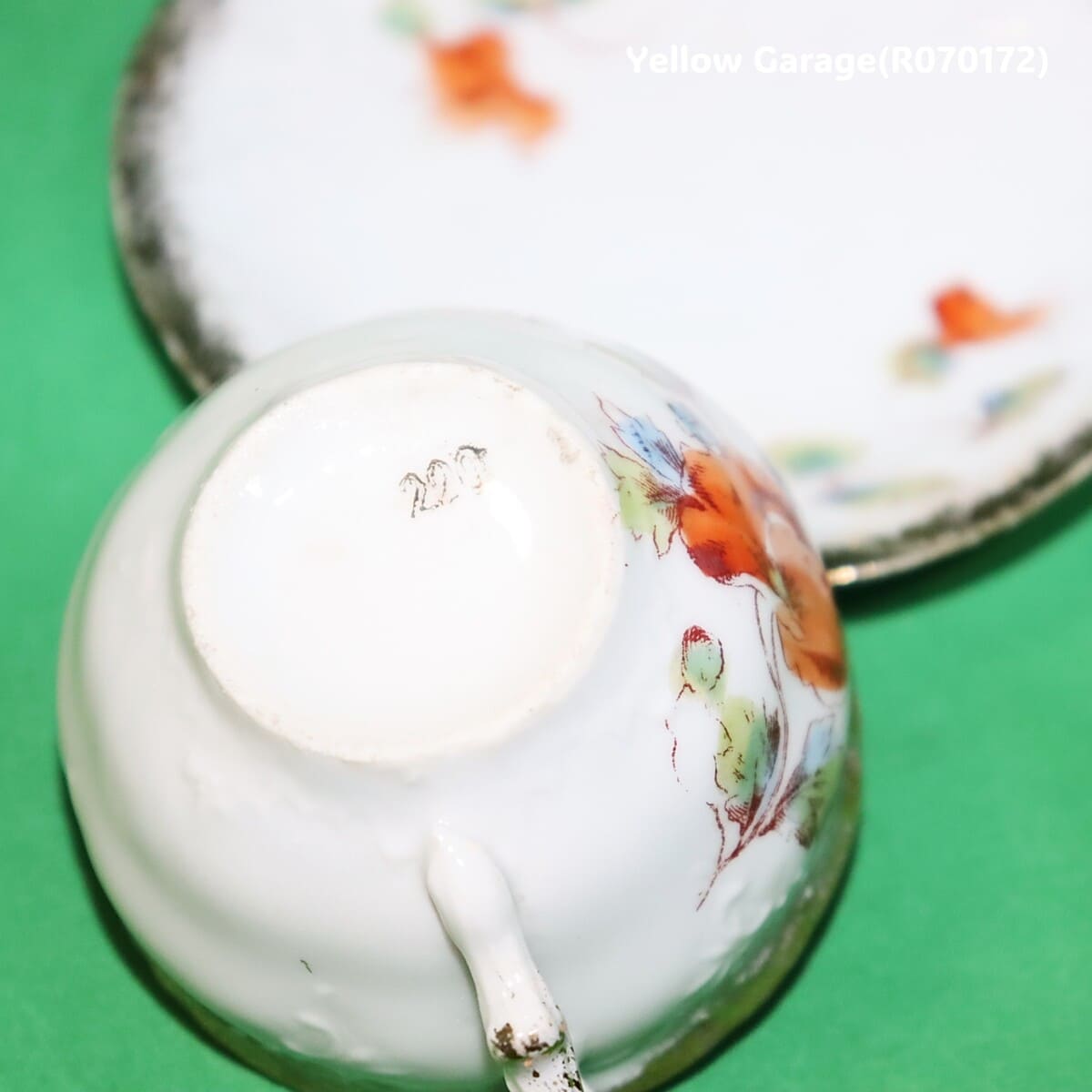 小振りなサイズが特徴のアンティーク・ティーセット＿カップ2底