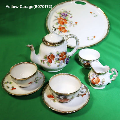 小振りなサイズが特徴のアンティーク・ティーセット＿トレイをたてる