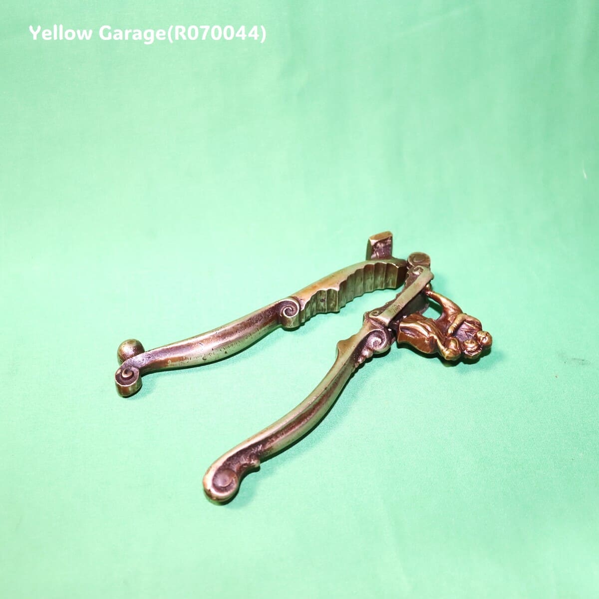 アンティーク 真鍮製ナッツクラッカー／抱擁する男女モチーフ