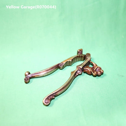 アンティーク 真鍮製ナッツクラッカー／抱擁する男女モチーフ