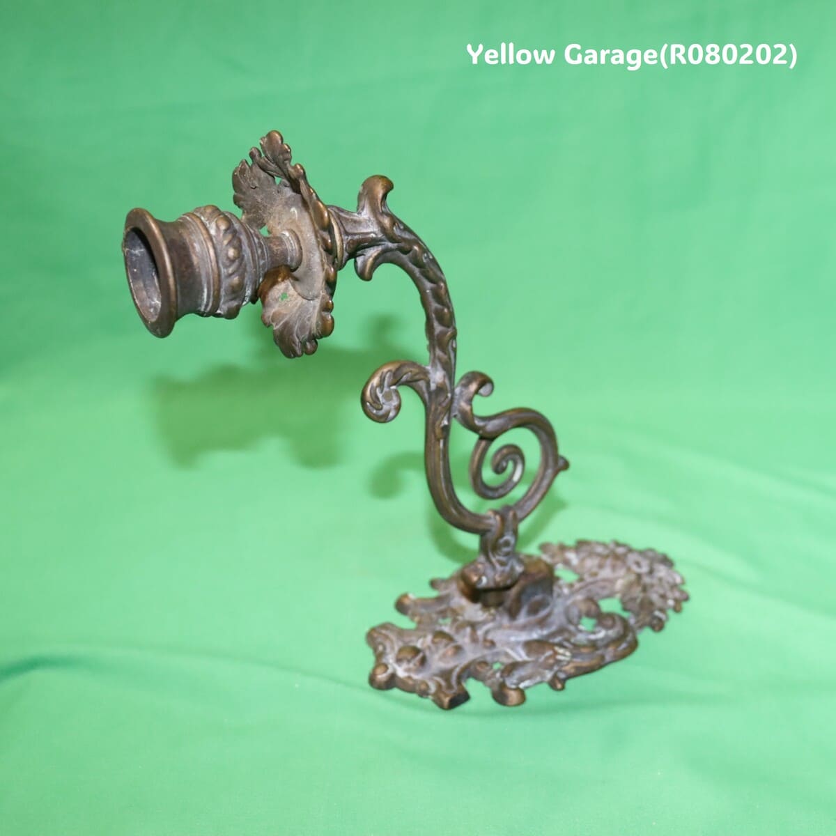 19世紀末から20世紀初頭にかけてヨーロッパ（おそらくフランスまたはイギリス）で製造されたと考えられるキャンドルスタンド＿全体左下