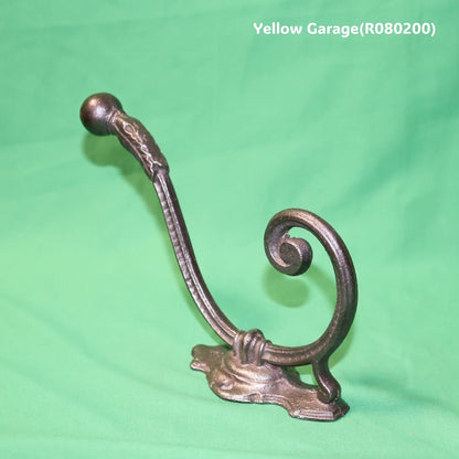 19世紀末から20世紀初頭にかけてヨーロッパの家庭玄関で実際に使われていたアンティークの壁付けフック_全体左上