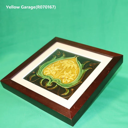 19世紀末から20世紀初頭にかけてヨーロッパで制作されたと考えられる装飾用の陶製タイル を後年に額装したアンティーク作品＿右下から