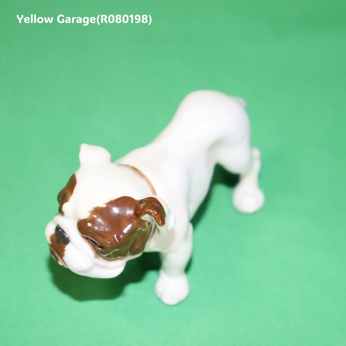 精緻な手仕事で仕上げられた陶器製ブルドッグのアンティークフィギュリン_左下