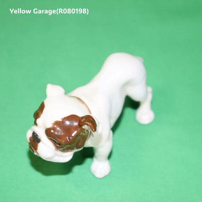 精緻な手仕事で仕上げられた陶器製ブルドッグのアンティークフィギュリン_左下