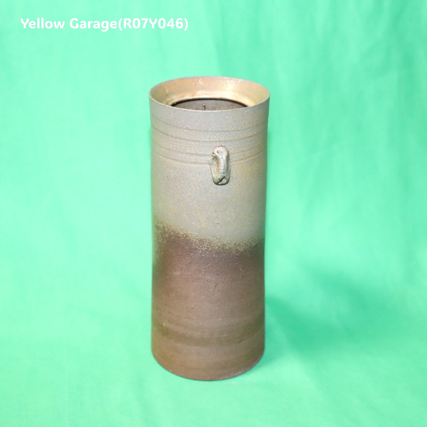 備前焼 花入れ（亀井勝 作 署名あり）高さ17cm