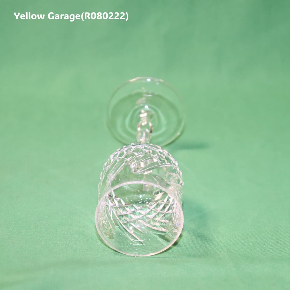 美しいカットが施されたアンティークのクリスタルワイングラス＿下