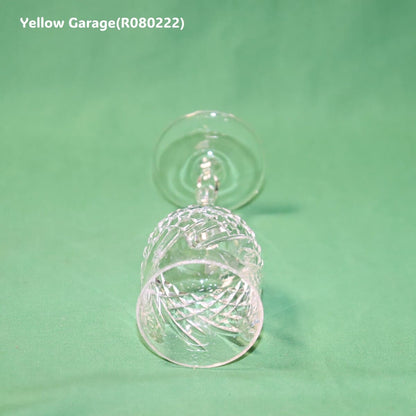 美しいカットが施されたアンティークのクリスタルワイングラス＿下