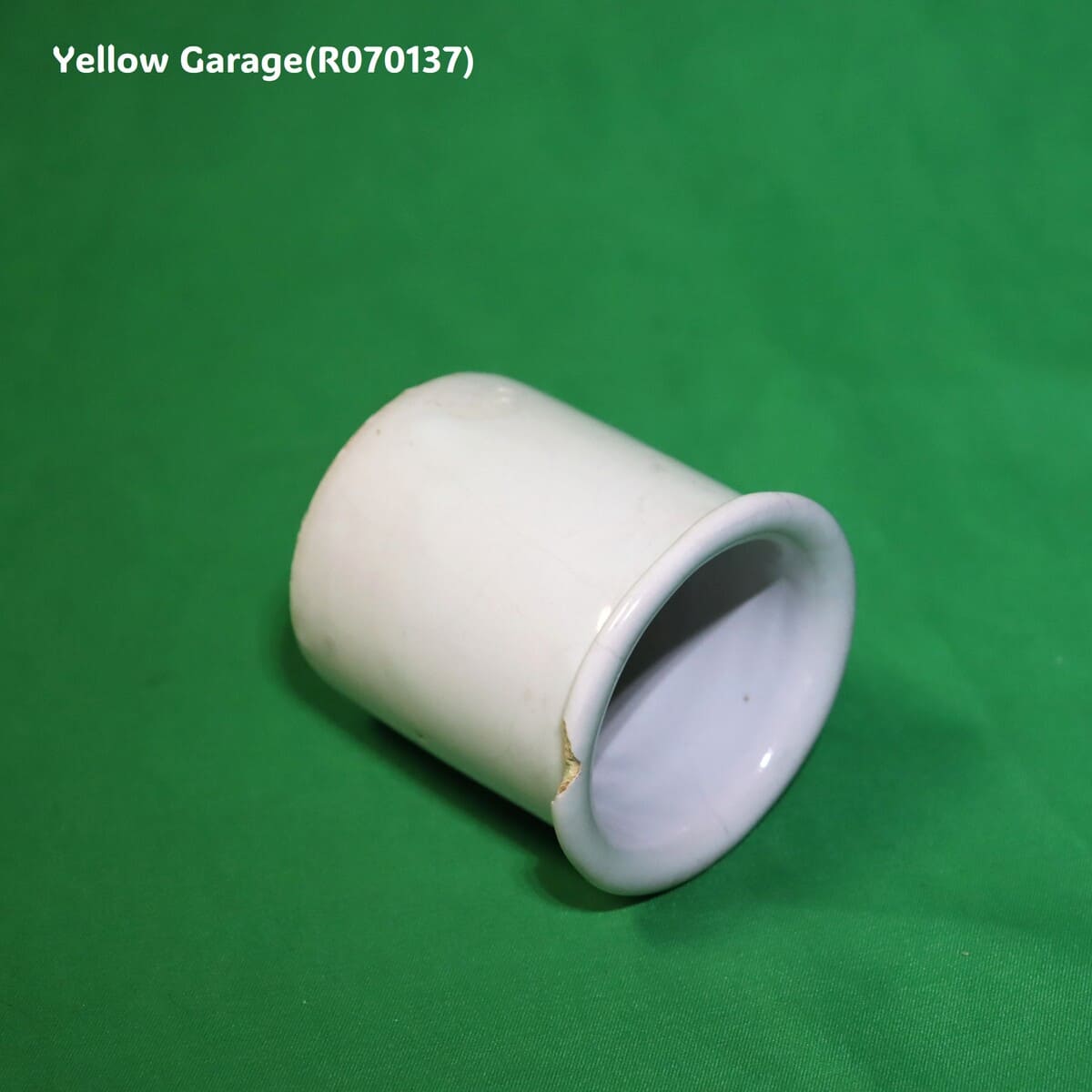 少量の薬品や軟膏の調合液体の計量に使われていたビーカー型の陶器容器‗口右下