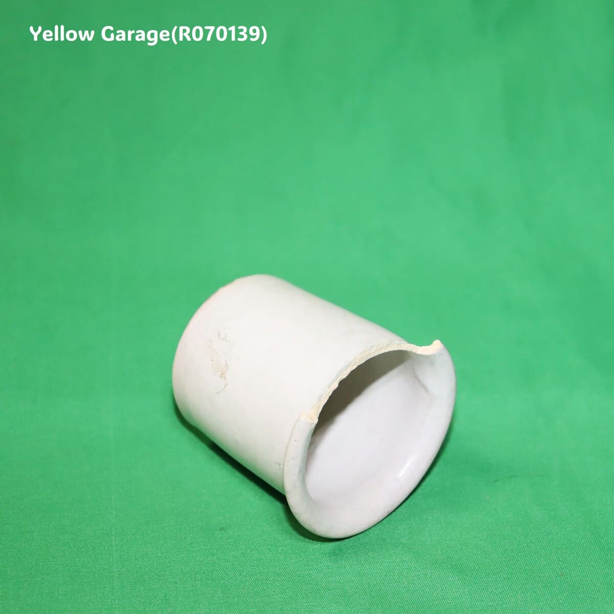 白釉の小さなアンティーク陶器ポット_口右下