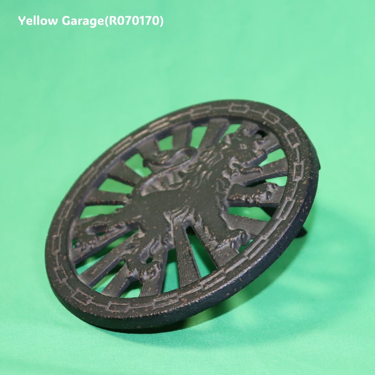 19世紀末から20世紀初頭のヨーロッパで使用されていたと考えられる鋳鉄製の暖炉アクセサリー＿獅子左