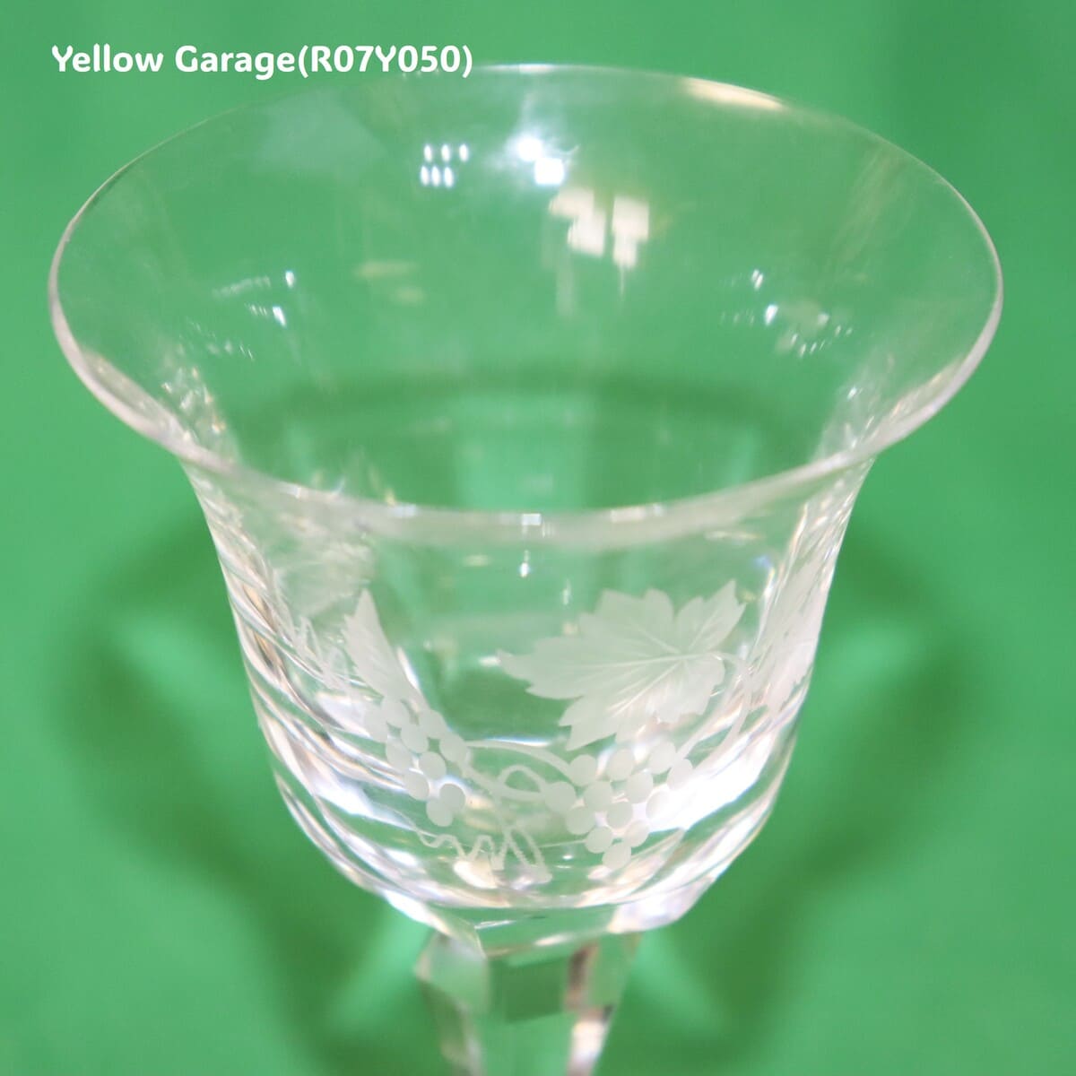 繊細な葡萄文様が浮かび上がる、優美なステムグラス
静かな食卓を彩る一品ですアップ
