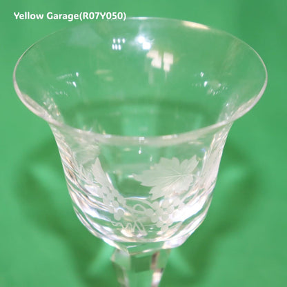 繊細な葡萄文様が浮かび上がる、優美なステムグラス
静かな食卓を彩る一品ですアップ
