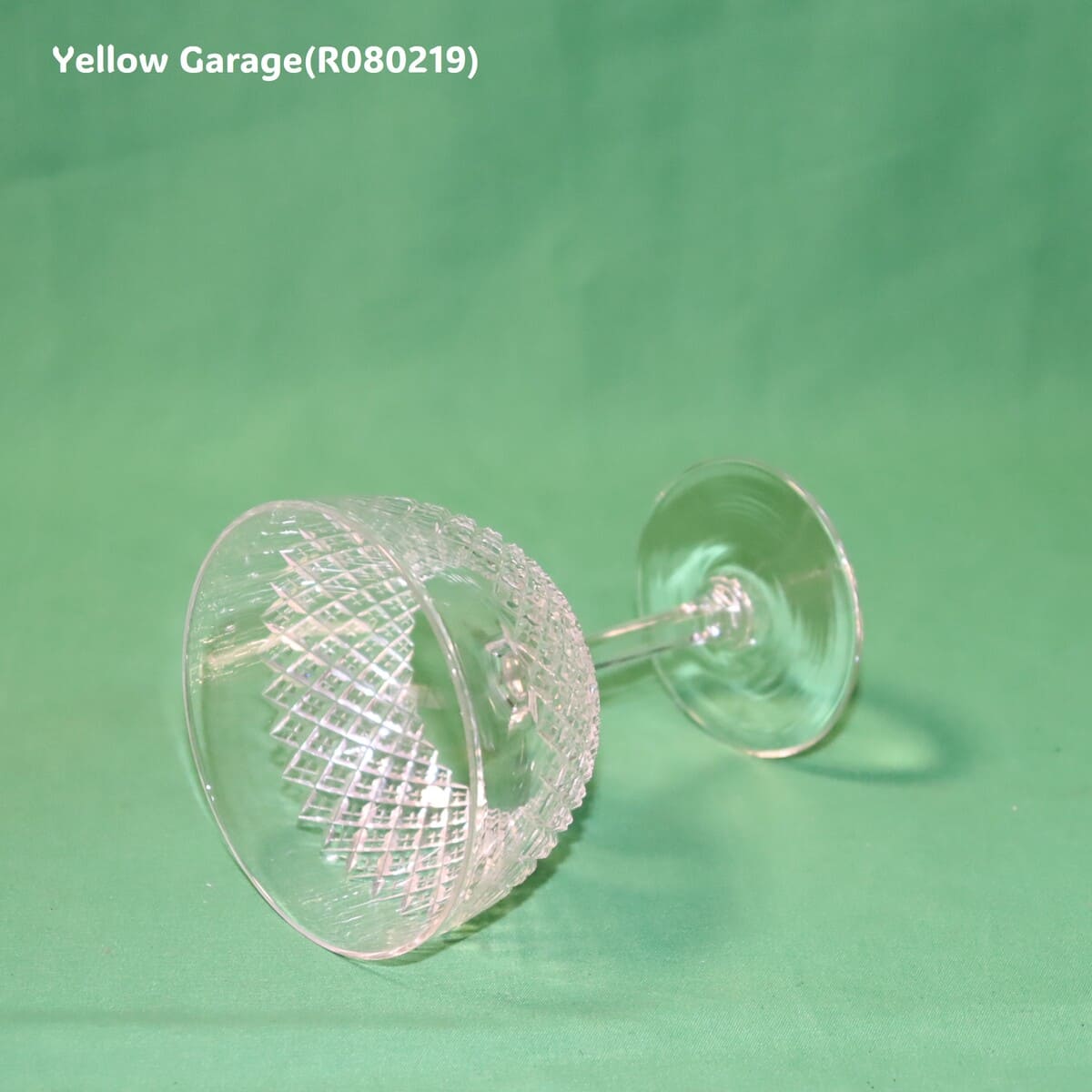 エドワーディアン様式（20世紀初頭）の影響を色濃く感じさせるアンティークのカットガラス製シャンパンクープ（ソーサー型グラス）＿左下