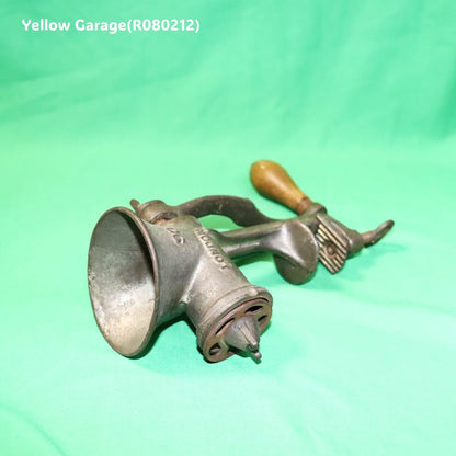 20世紀初頭の英国で使用されていたと考えられるSPONG（スポング）社製 アンティーク・ミートグラインダー＿全体左下