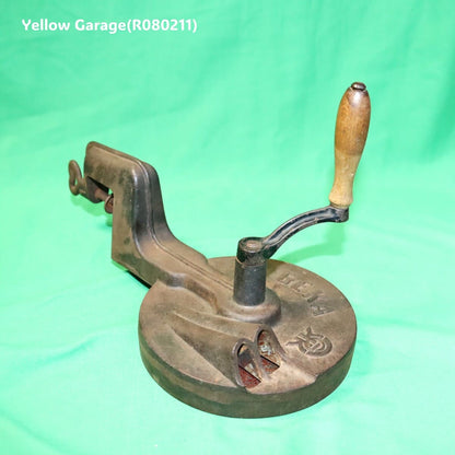 鋳鉄製の重厚な本体に手廻しハンドルとテーブル固定用クランプを備えたアンティークのグリーンビーンカッター（野菜裁断機）＿全体右下