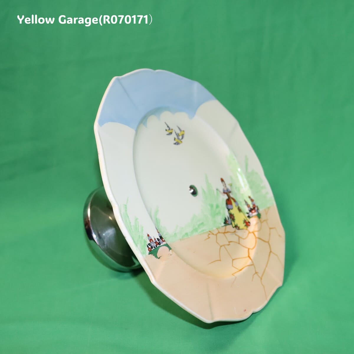 ヨーロッパで作られた陶器製プレートと金属脚を組み合わせたアンティークのケーキスタンド＿お皿右