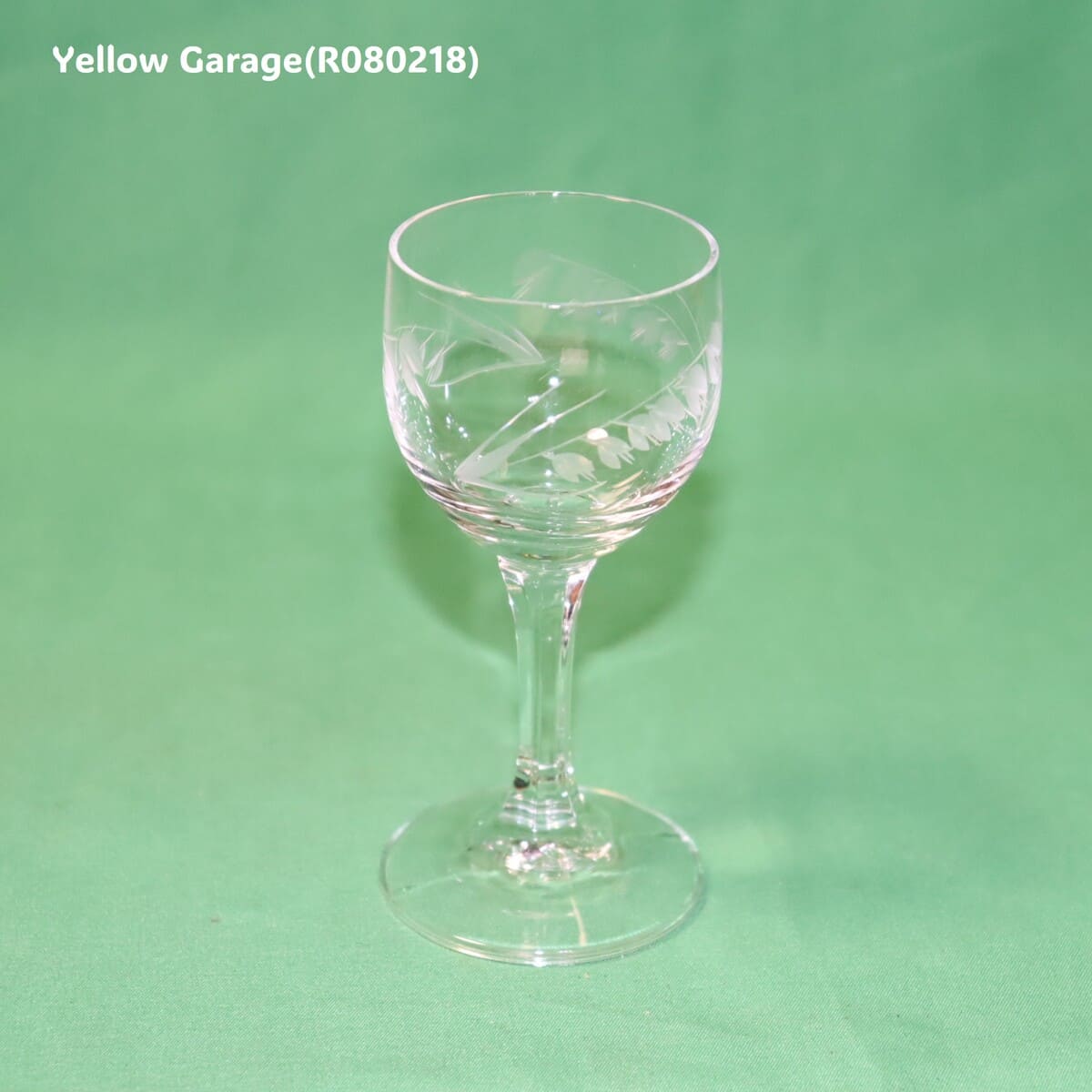 繊細なスズランと葉の文様がエッチングで施された脚付きの小さなグラス2客セット＿単体正面