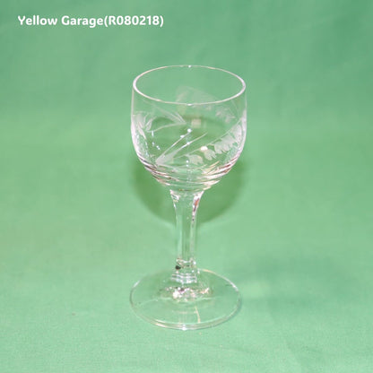 繊細なスズランと葉の文様がエッチングで施された脚付きの小さなグラス2客セット＿単体正面