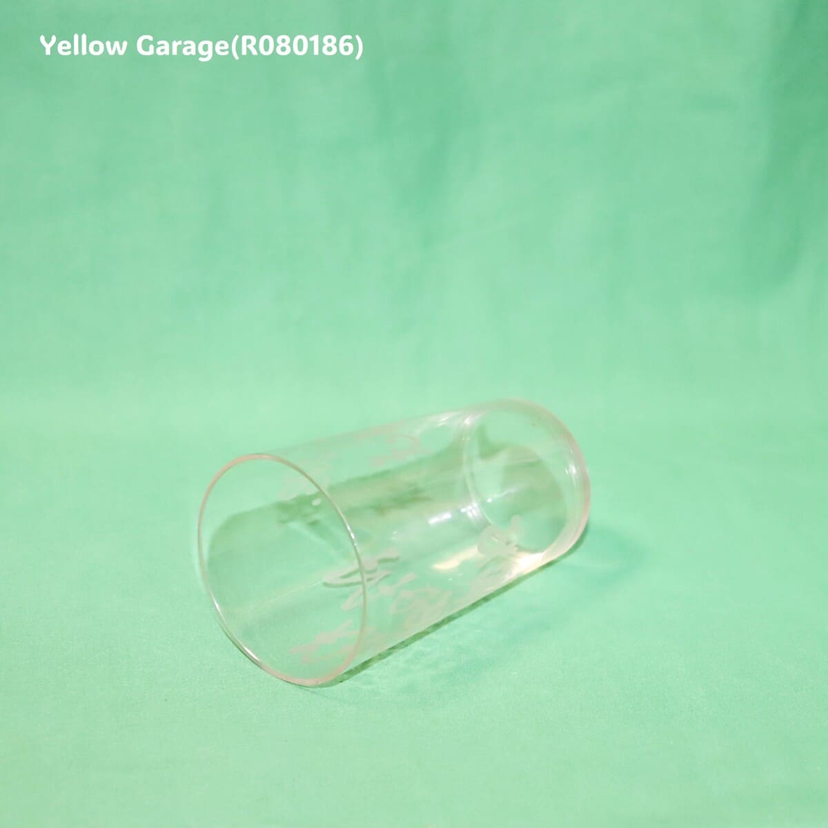 側面に “DEAR MOTHER”反対側に “LIZZIE” の文字がエッチングされたアンティークグラス_口左下