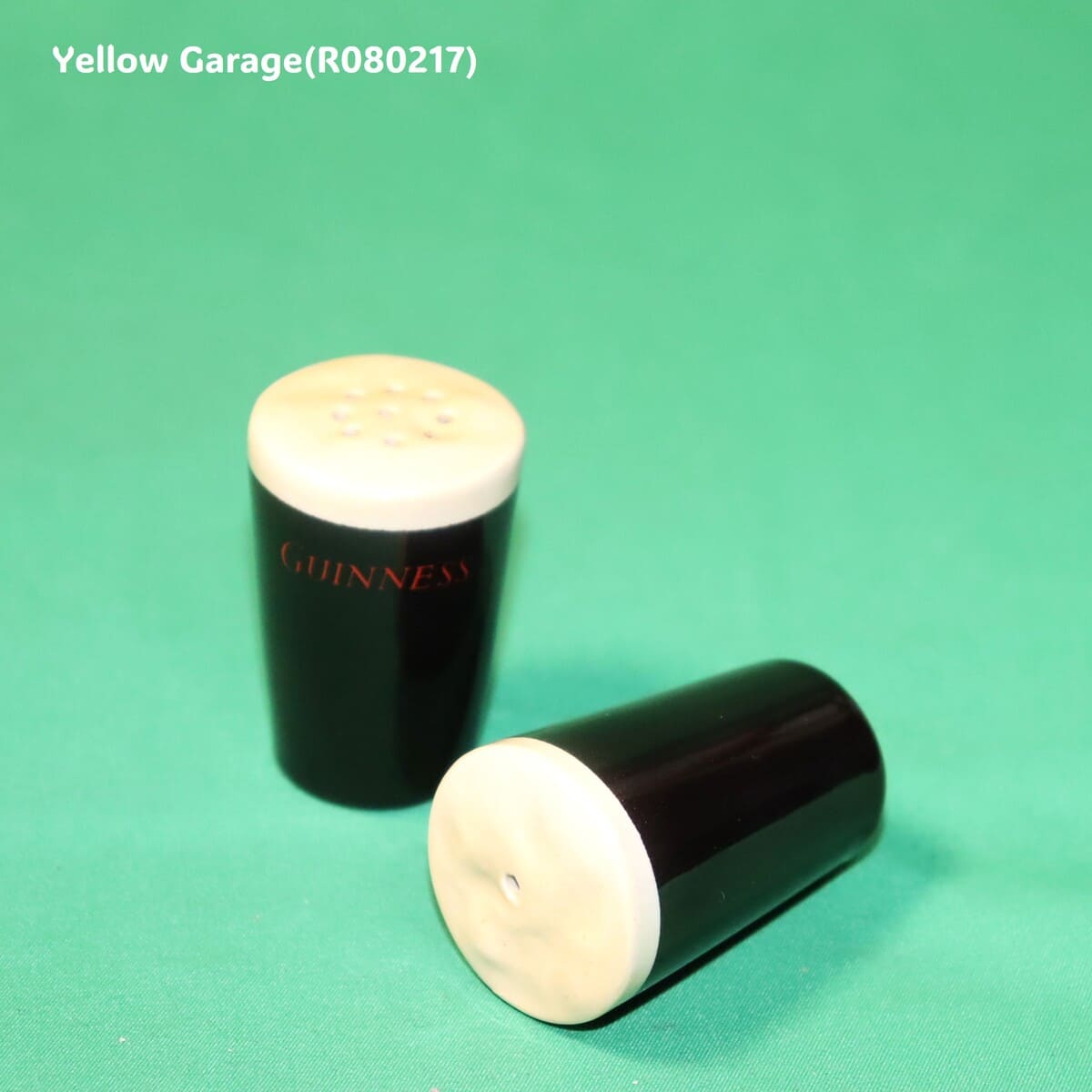 アイルランドを代表するスタウトビールGuinness。その象徴である「泡の乗ったパイントグラス」を忠実に再現したミニチュアの塩・コショウ入れ＿塩横