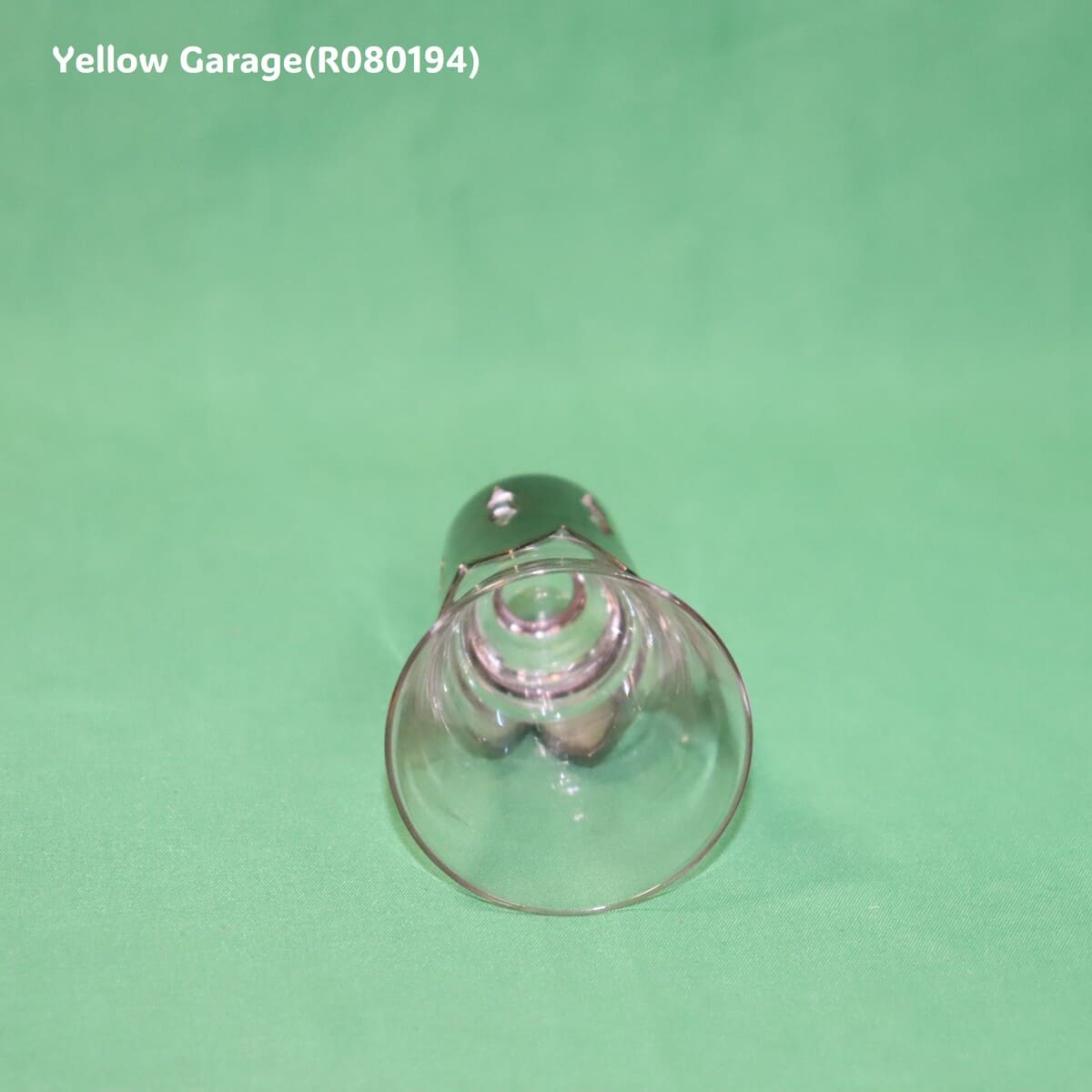 透明感のあるガラスにシルバー調の袴（はかま）を合わせた趣深いアンティークグラス4個セット_口下