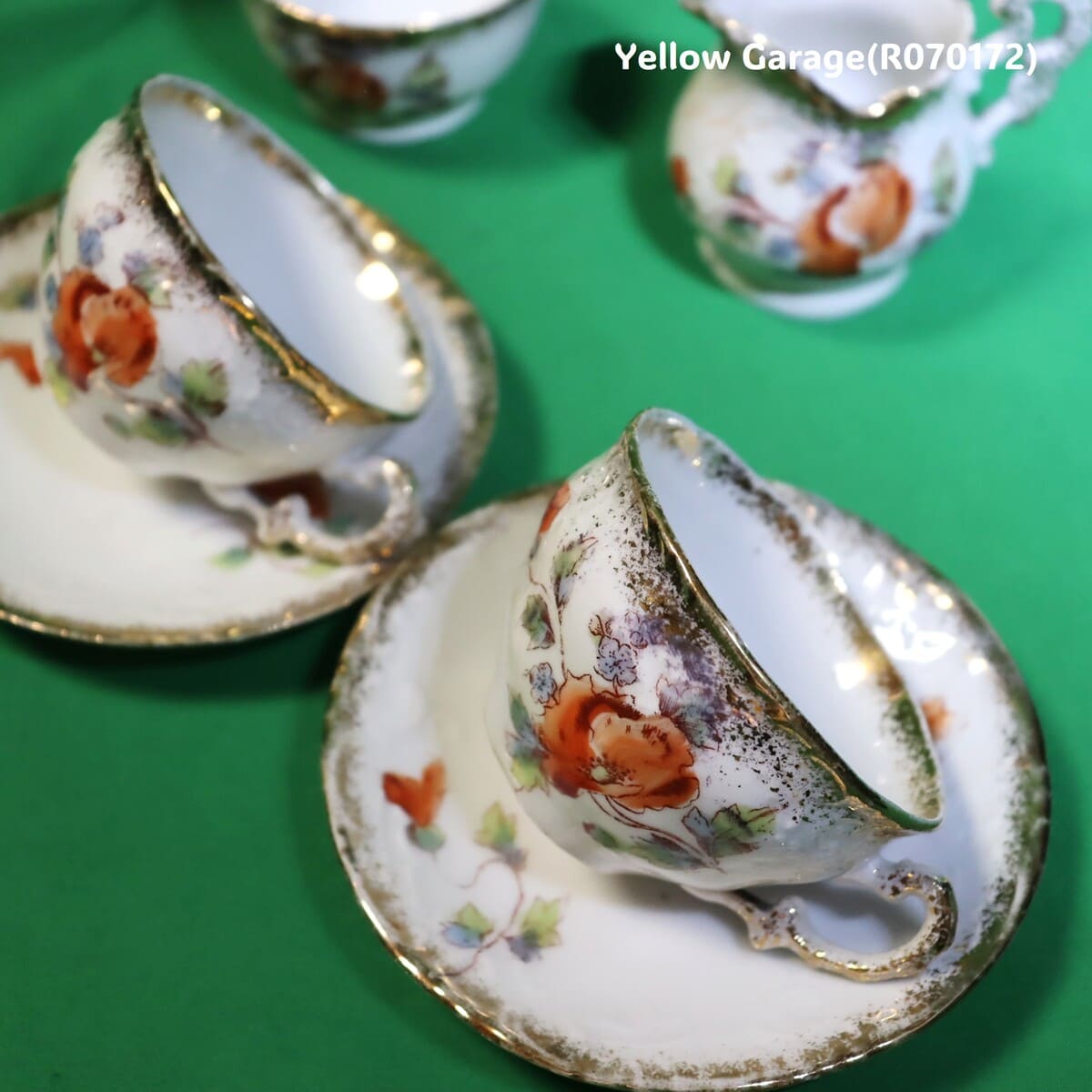 小振りなサイズが特徴のアンティーク・ティーセット＿カップに個絵柄