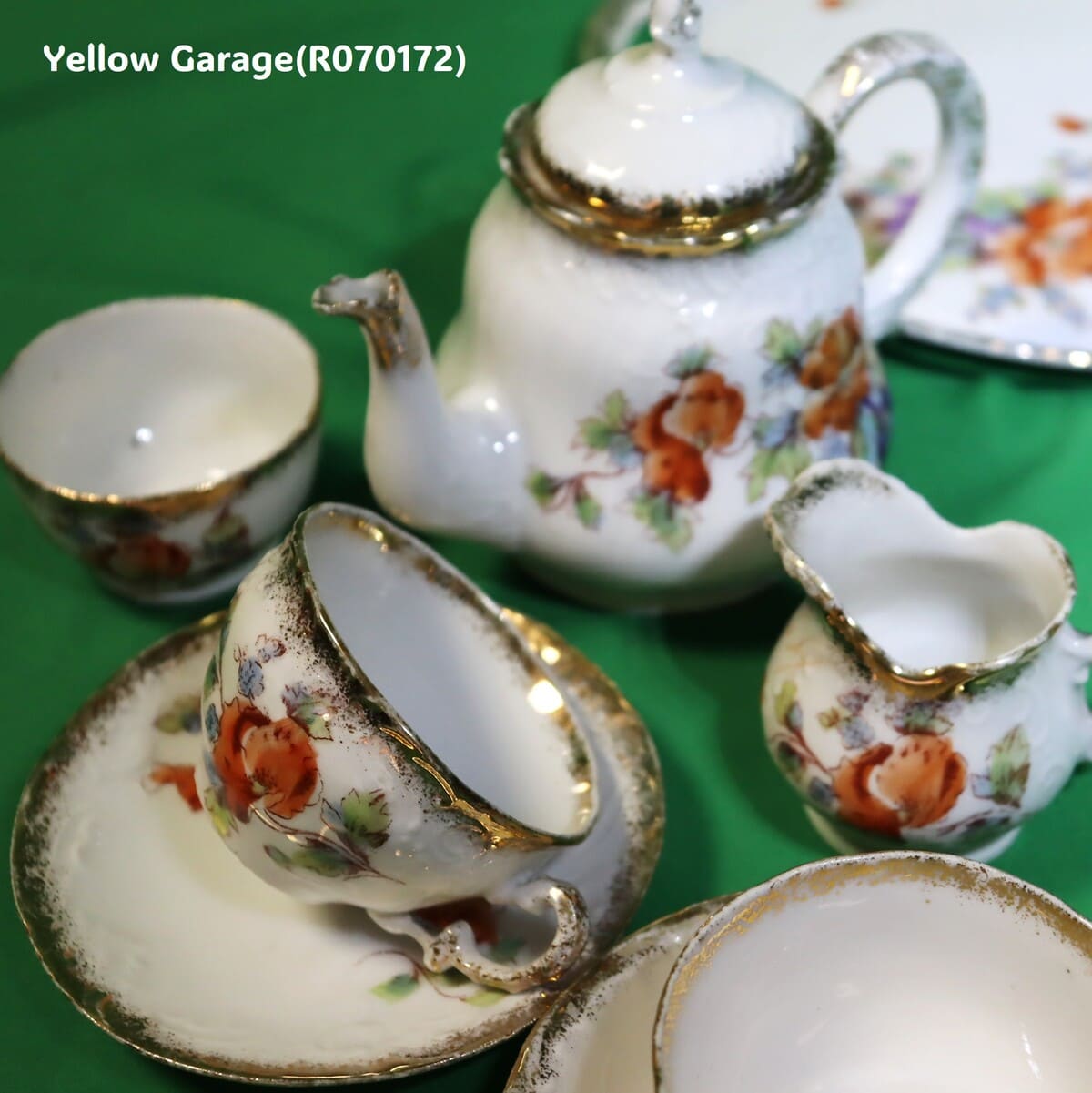 小振りなサイズが特徴のアンティーク・ティーセット＿セット全体アップ