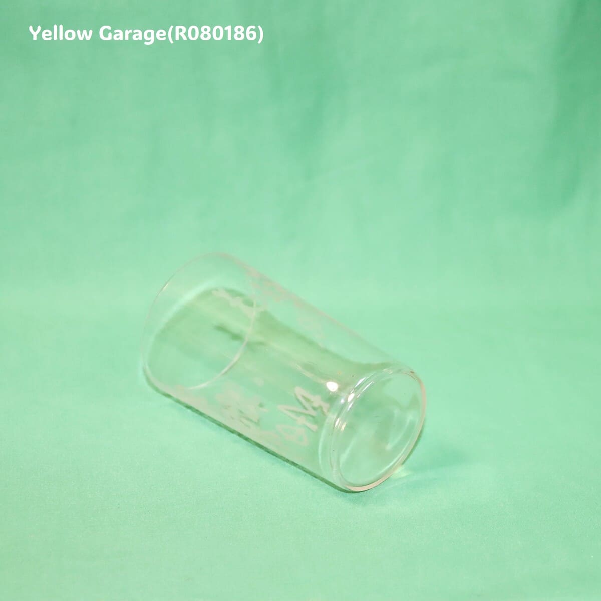 側面に “DEAR MOTHER”反対側に “LIZZIE” の文字がエッチングされたアンティークグラス_口左上