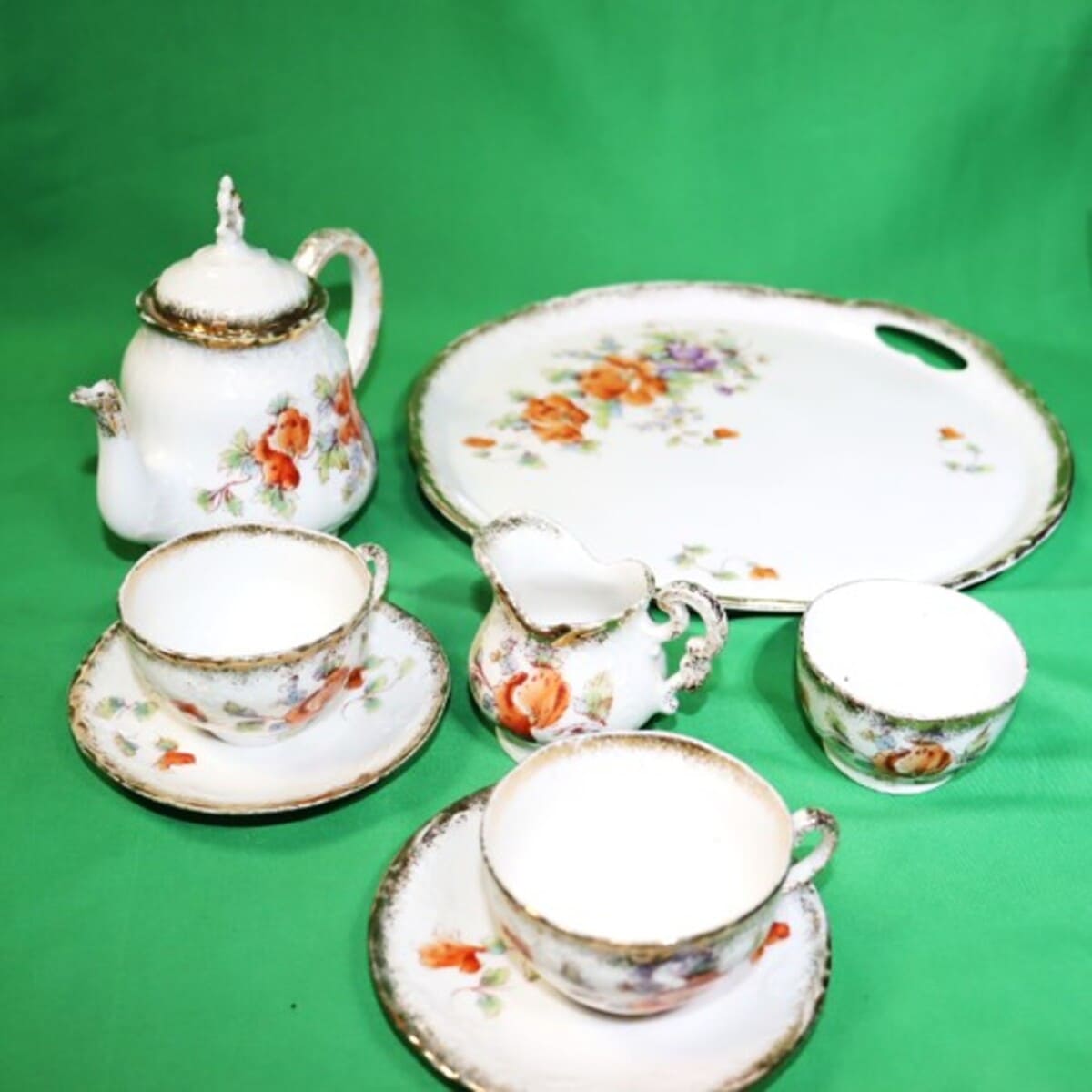 小振りなサイズが特徴のアンティーク・ティーセット＿トレイから全部おろす