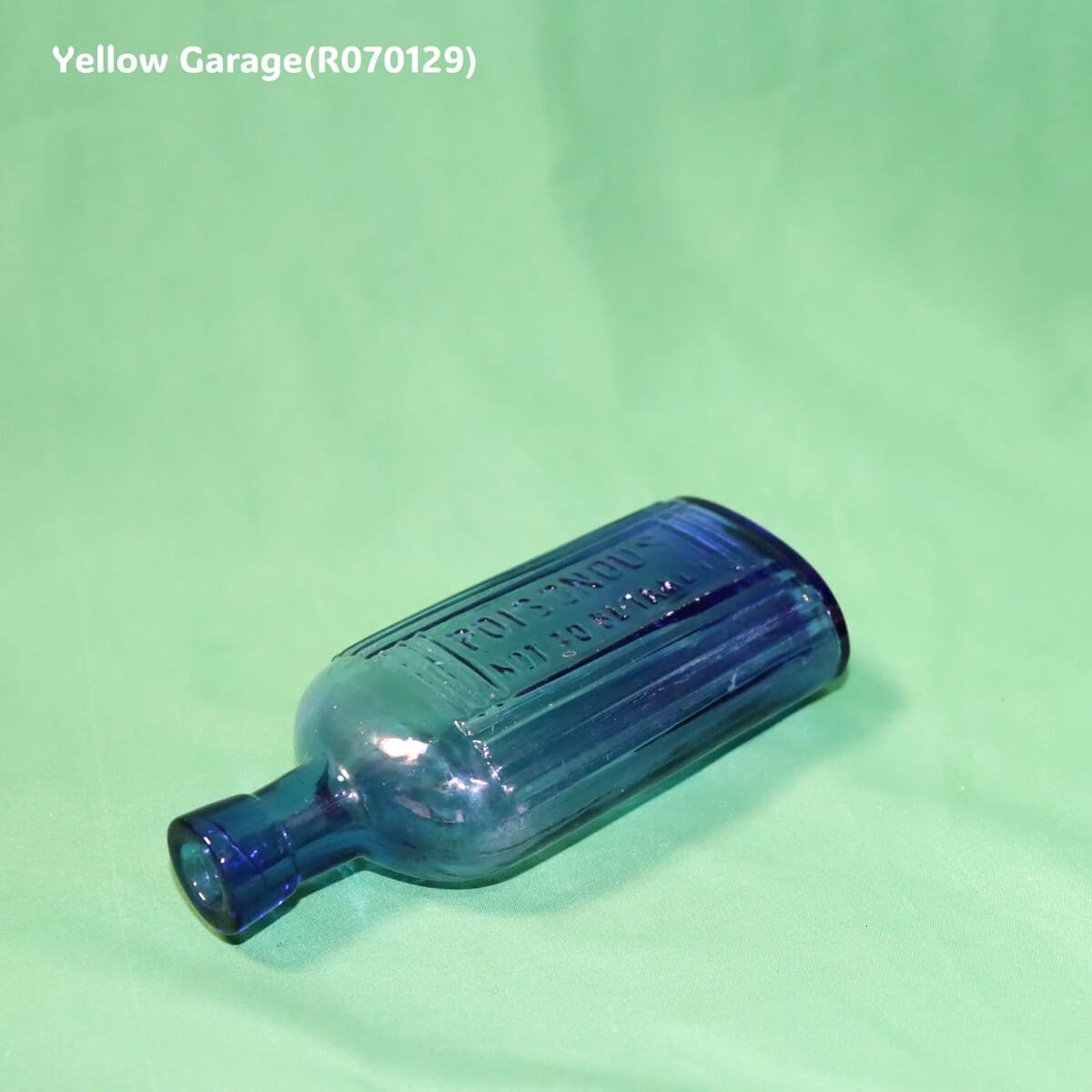 「毒薬（POISONOUS）」を示すアンティークの薬瓶＿口右下