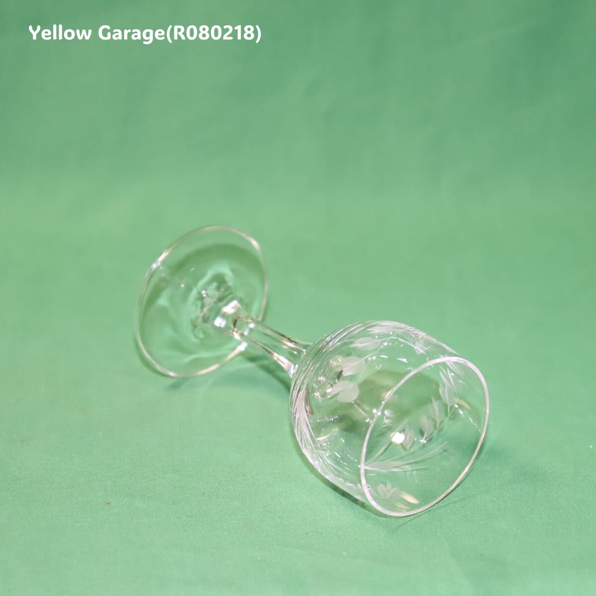 繊細なスズランと葉の文様がエッチングで施された脚付きの小さなグラス2客セット＿右下