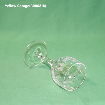 繊細なスズランと葉の文様がエッチングで施された脚付きの小さなグラス2客セット＿右下