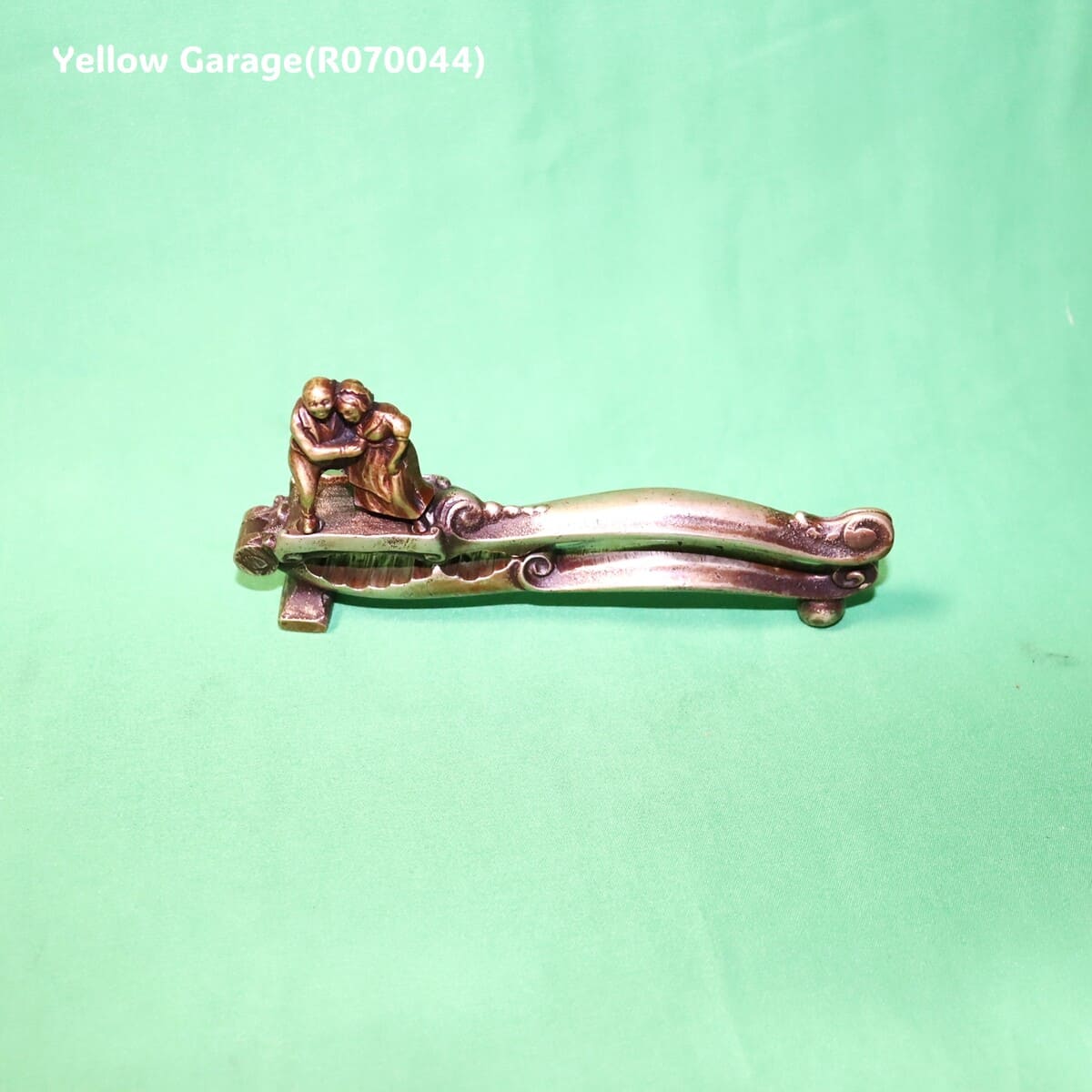 アンティーク 真鍮製ナッツクラッカー／抱擁する男女モチーフ