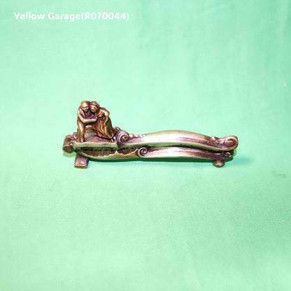 アンティーク 真鍮製ナッツクラッカー／抱擁する男女モチーフ