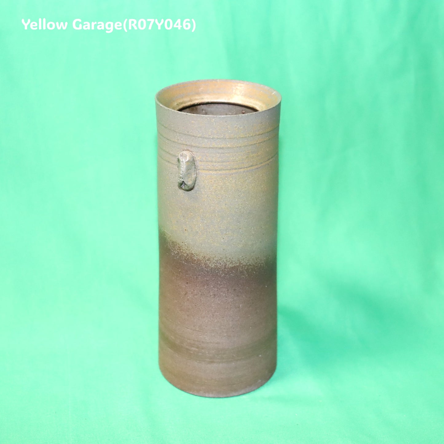 備前焼 花入れ（亀井勝 作 署名あり）高さ17cm