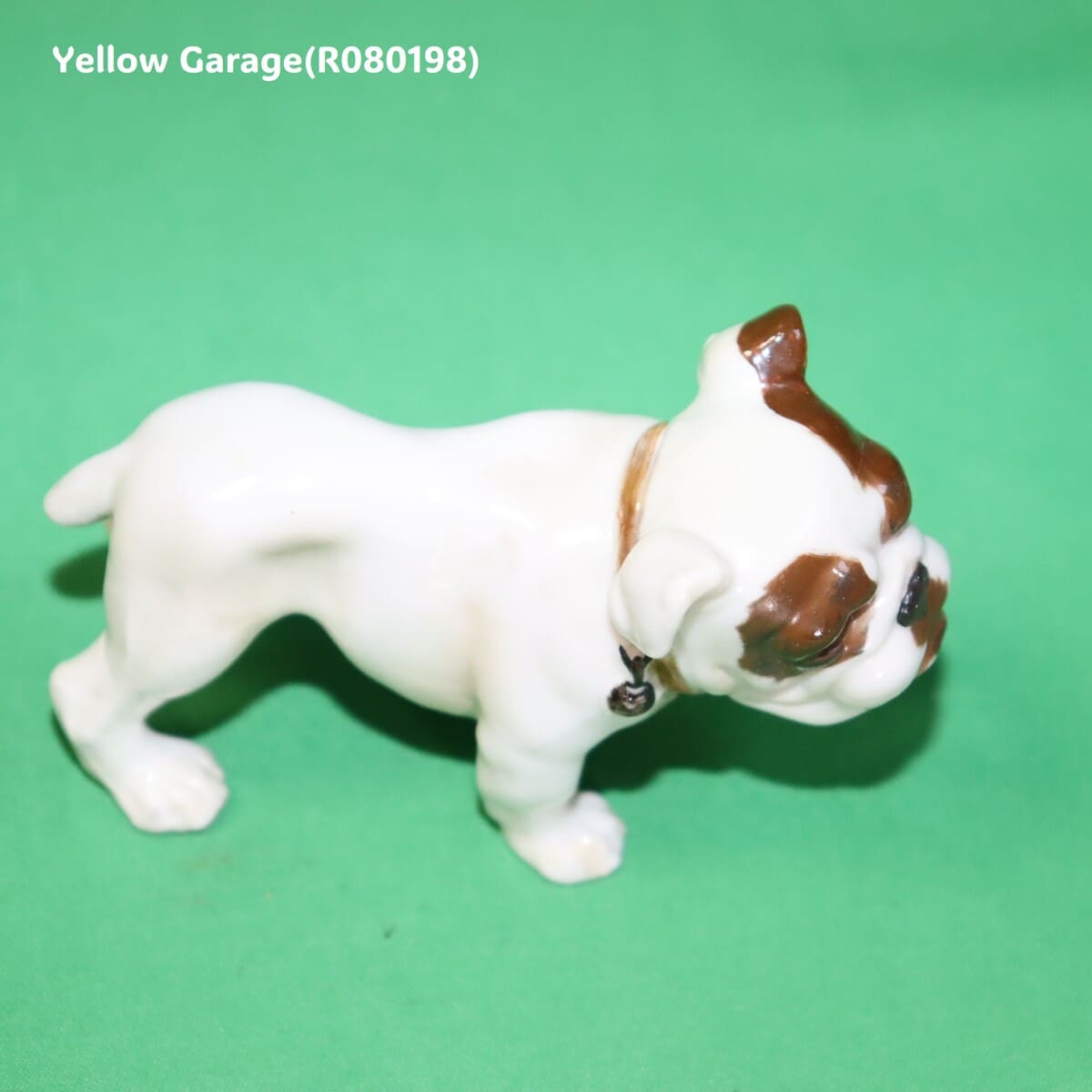 精緻な手仕事で仕上げられた陶器製ブルドッグのアンティークフィギュリン_右