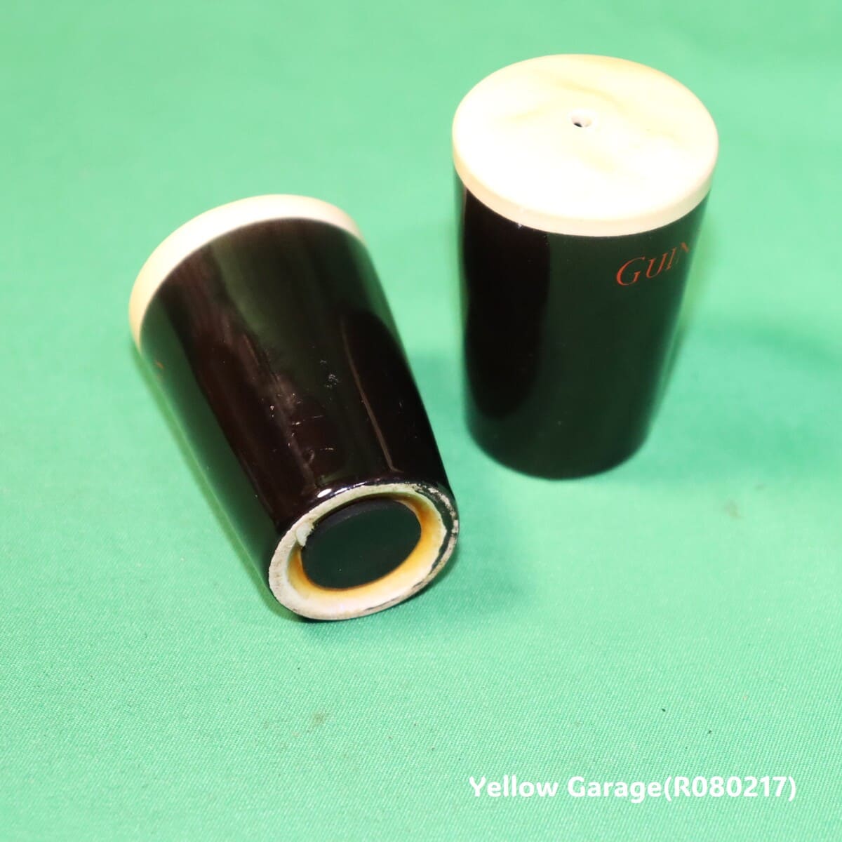 アイルランドを代表するスタウトビールGuinness。その象徴である「泡の乗ったパイントグラス」を忠実に再現したミニチュアの塩・コショウ入れ＿胡椒底