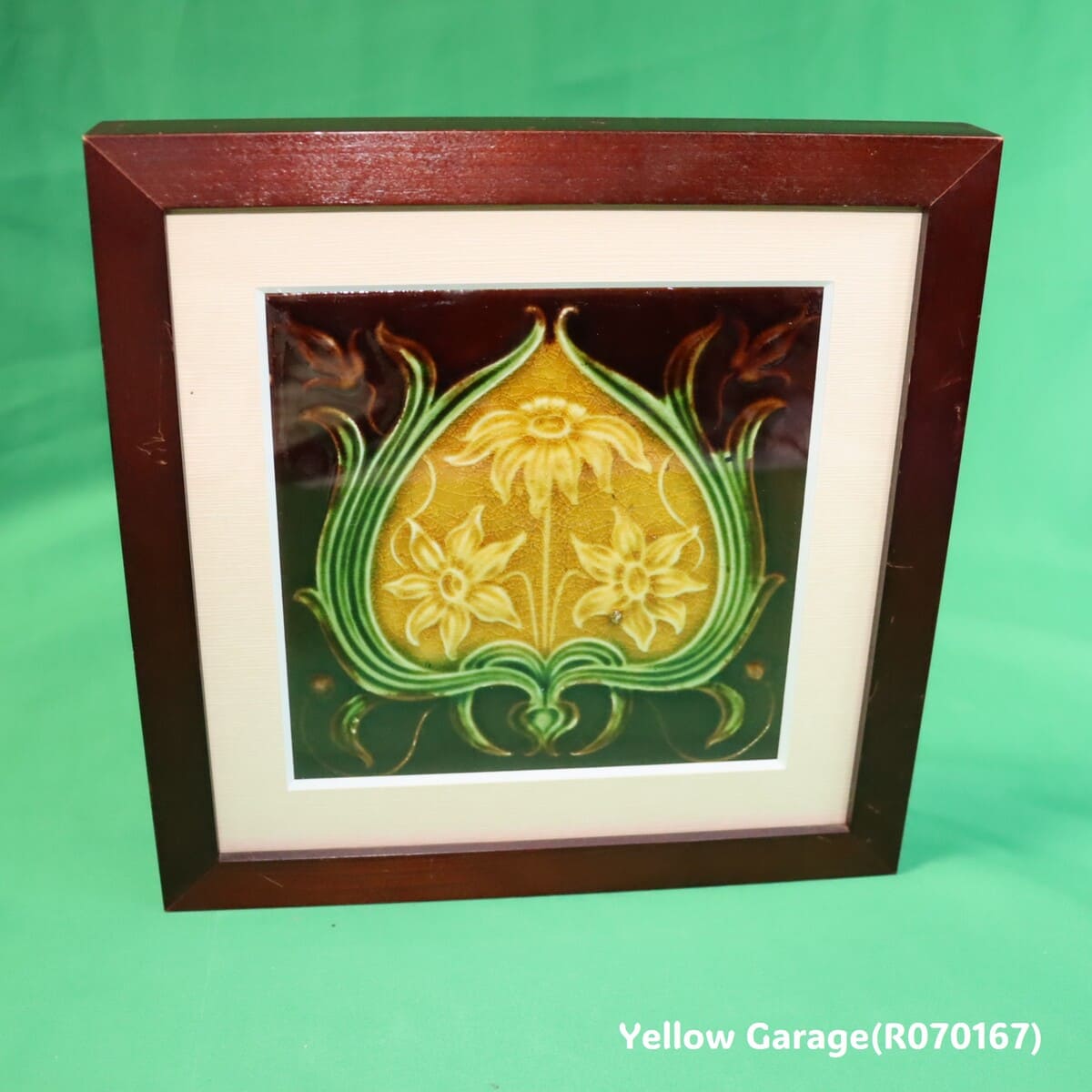 19世紀末から20世紀初頭にかけてヨーロッパで制作されたと考えられる装飾用の陶製タイル を後年に額装したアンティーク作品＿斜め上から