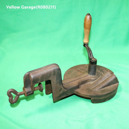 鋳鉄製の重厚な本体に手廻しハンドルとテーブル固定用クランプを備えたアンティークのグリーンビーンカッター（野菜裁断機）＿全体右上