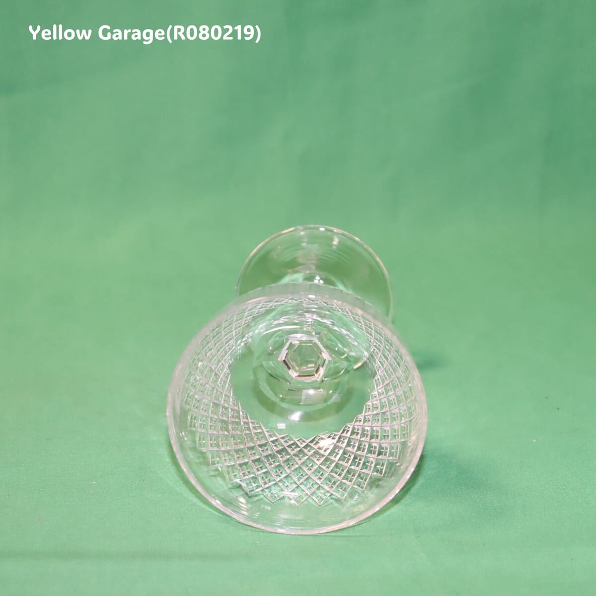 エドワーディアン様式（20世紀初頭）の影響を色濃く感じさせるアンティークのカットガラス製シャンパンクープ（ソーサー型グラス）＿下