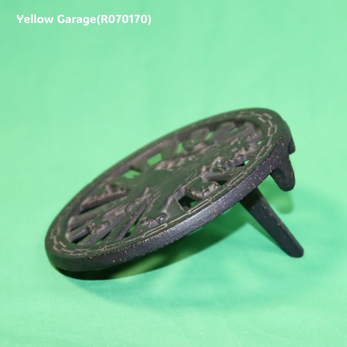 19世紀末から20世紀初頭のヨーロッパで使用されていたと考えられる鋳鉄製の暖炉アクセサリー＿足右下