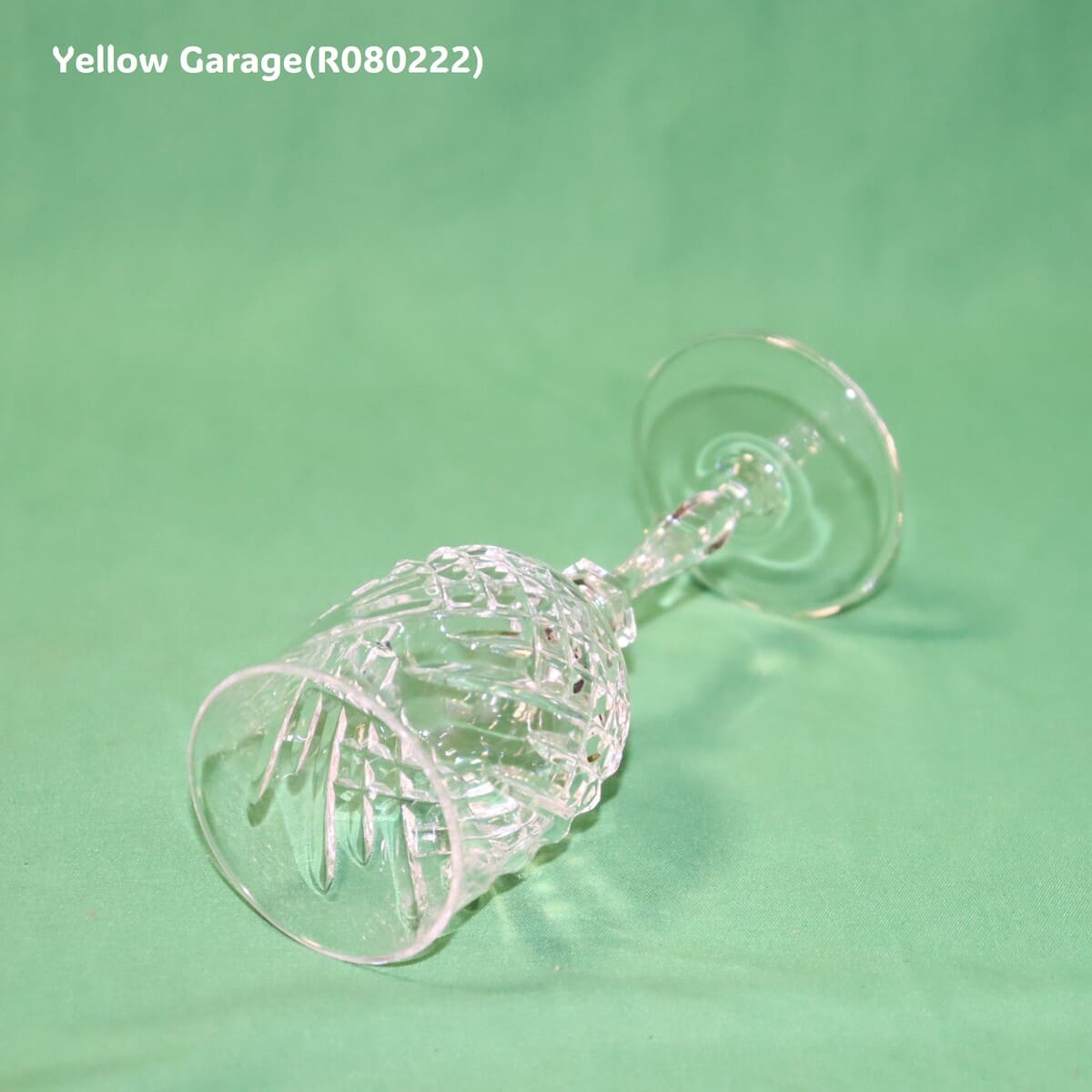 美しいカットが施されたアンティークのクリスタルワイングラス＿左下