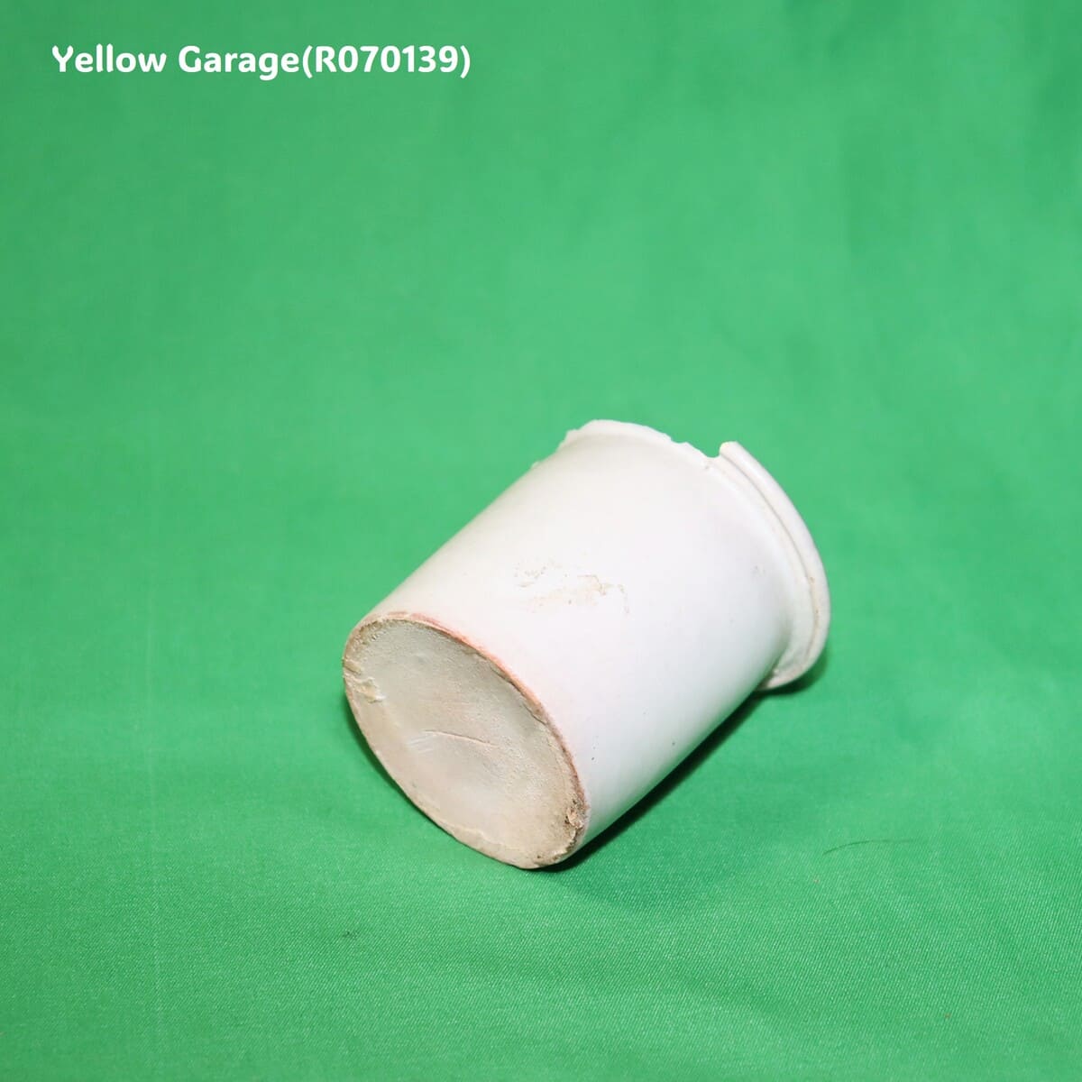 白釉の小さなアンティーク陶器ポット_口右上