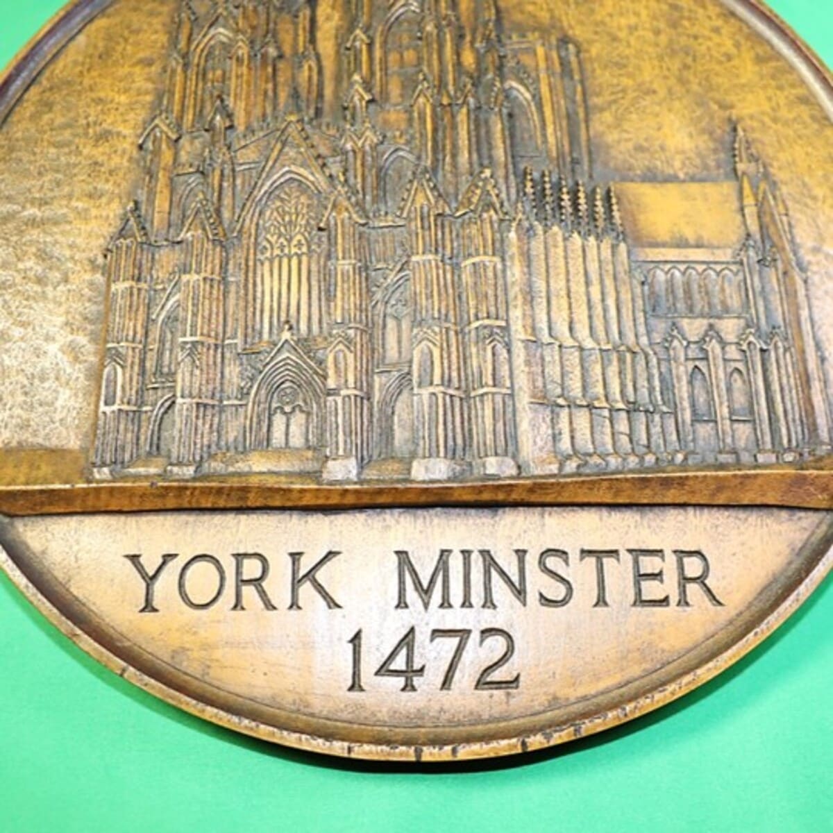 英国を代表するゴシック大聖堂ヨーク・ミンスター（York Minster） をモチーフに制作された木製・円形の壁掛け装飾パネル＿下半分